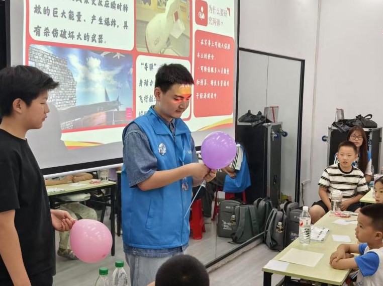 武漢東湖學院橘徠服兮實踐隊深入秭歸縣茅坪鎮西楚社區開展“兩彈一星”精神宣講活動