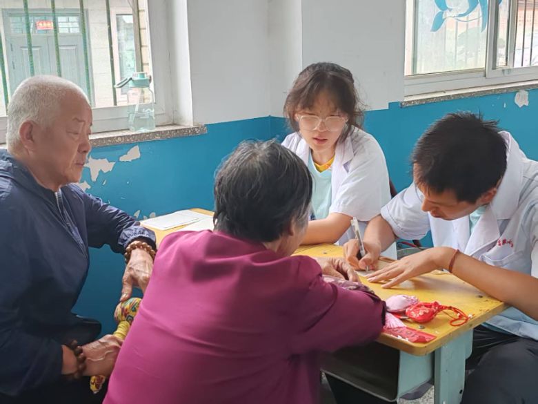 定格幸福瞬間 守護(hù)桑榆健康  ——山西中醫(yī)藥大學(xué)“青助健康”實(shí)踐隊(duì)赴古交市營(yíng)立