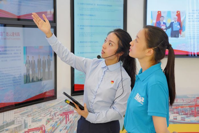 南京財(cái)經(jīng)大學(xué)“絲路箱伴”團(tuán)隊(duì)赴連云港港口集團(tuán)調(diào)研