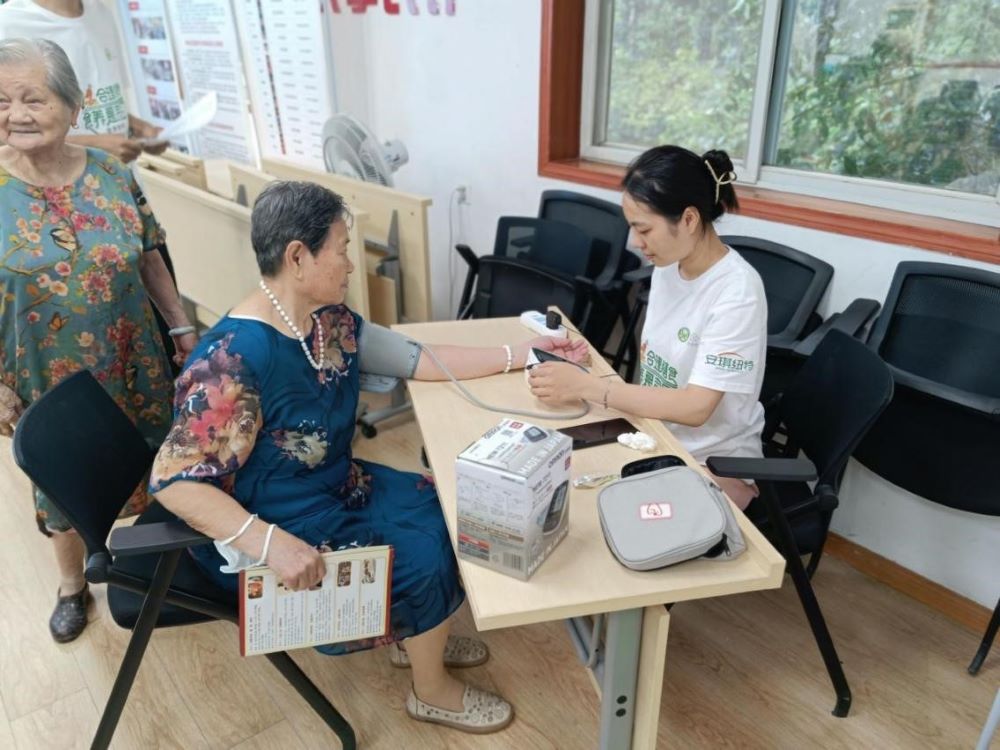 公衛(wèi)學(xué)子三下鄉(xiāng)：關(guān)愛(ài)老齡預(yù)防慢病，健康中國(guó)營(yíng)養(yǎng)先行