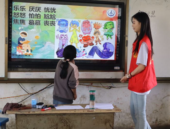 為烏蒙山添一抹心靈亮色：長安大學(xué)學(xué)子用美育課堂點(diǎn)亮威寧孩童藝術(shù)感知