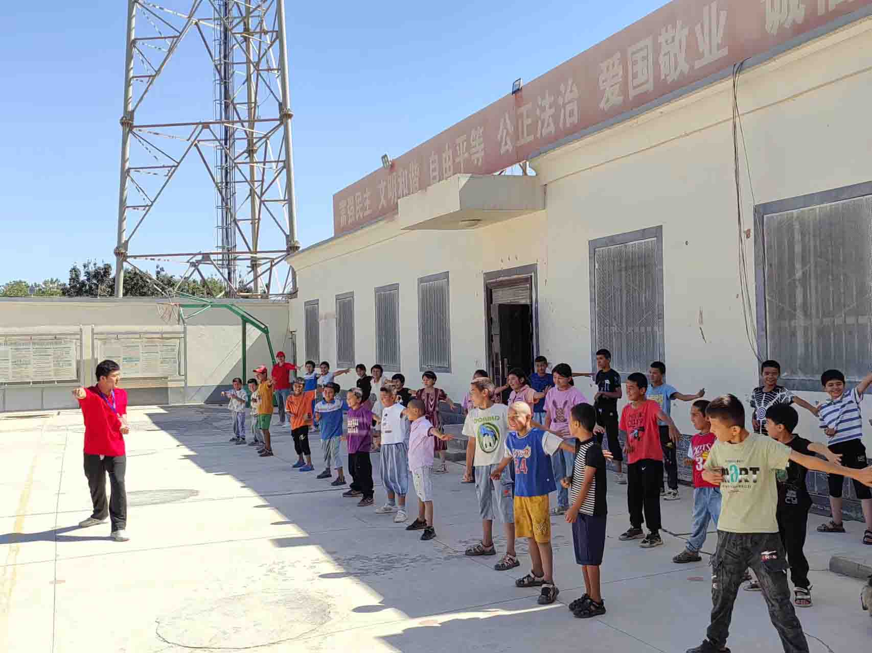 "武動鄉(xiāng)村夢，暑期三下鄉(xiāng)：青年志愿者傳授武術(shù)技藝，點(diǎn)燃鄉(xiāng)村孩童體育激情"