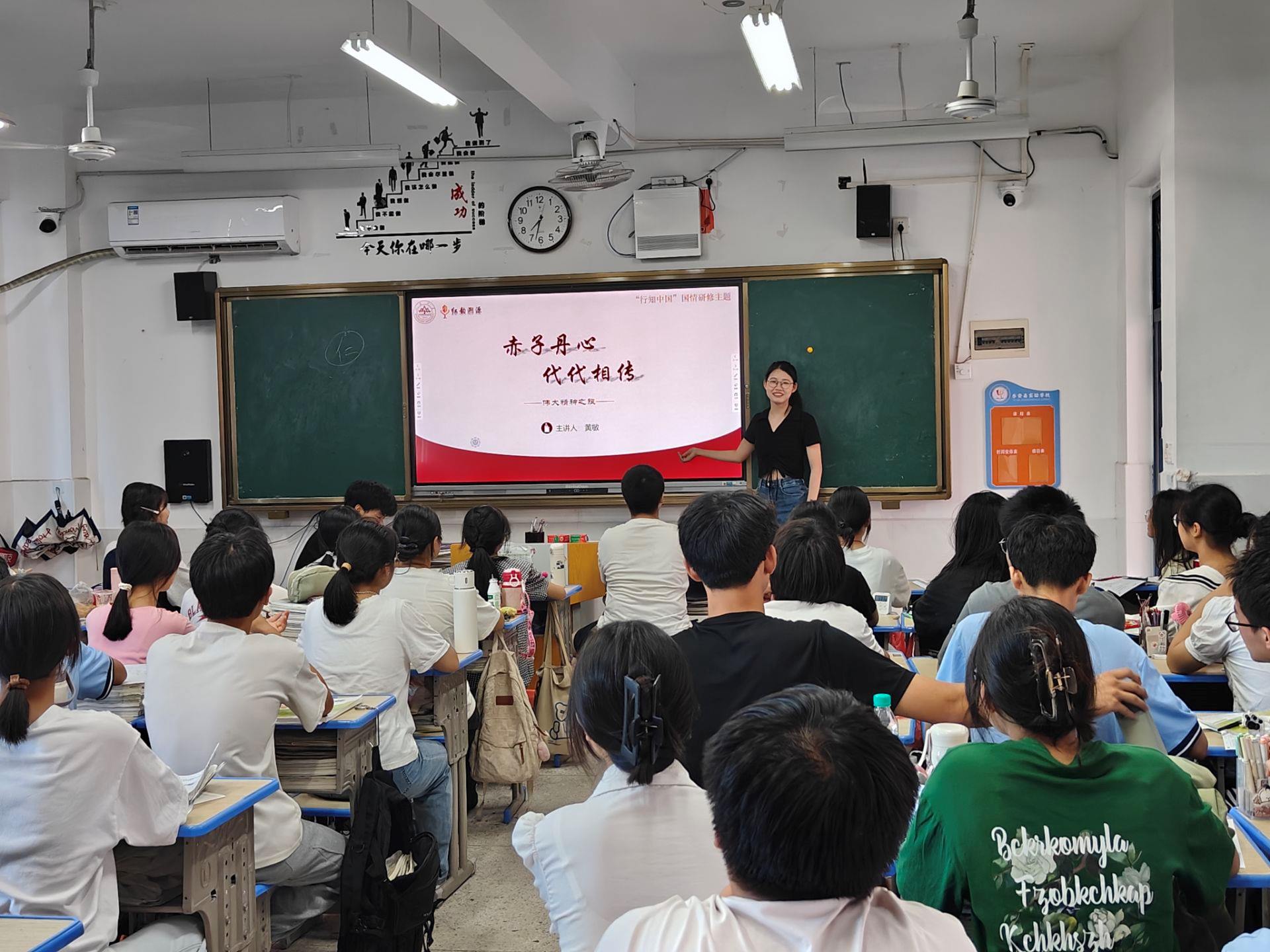 山東大學(xué)(威海)海洋學(xué)院紅韻溯源尋訪團  走進學(xué)?！_展紅色文化宣傳