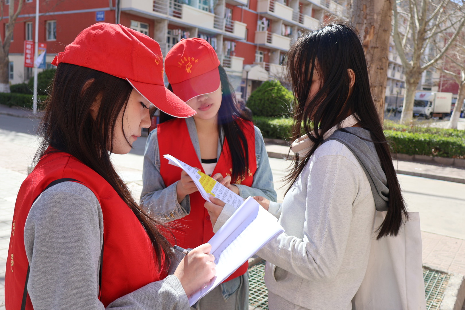 聚焦廢舊手機(jī)回收，助力美麗河北建設(shè)——唐山學(xué)院“碳足跡”實(shí)踐團(tuán)開展廢舊手機(jī)回收