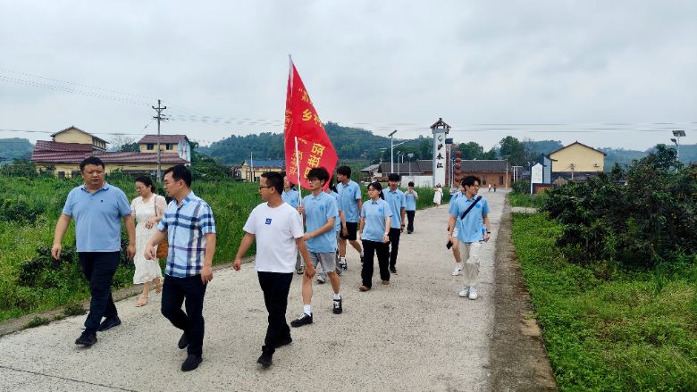 重慶理工大學學子三下鄉：科技助農探“荔”量 青春直播繪振興