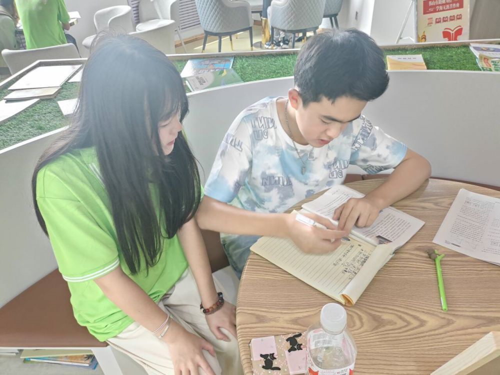 “點亮星燈”關(guān)愛少數(shù)民族留守兒童社會實踐隊在甘肅東鄉(xiāng)縣開展課業(yè)輔導(dǎo)