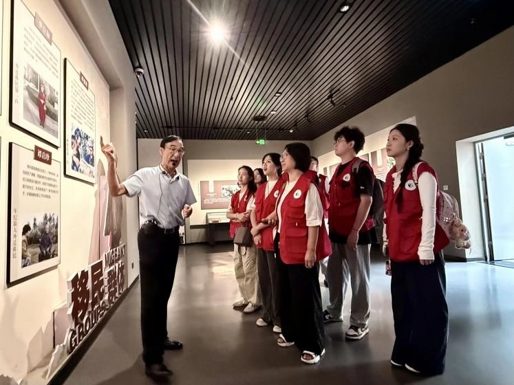 武漢東湖學(xué)院橘徠服兮實踐隊前往三峽移民博物館，深入探究移民文化并同步開展專題調(diào)研活動