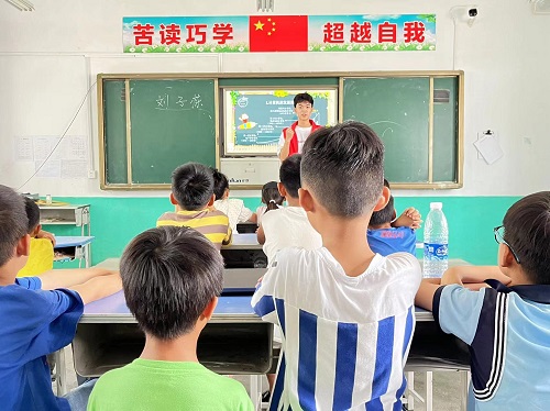 南京財(cái)經(jīng)大學(xué)學(xué)子三下鄉(xiāng)：靈動(dòng)時(shí)光舞筆墨，文體課程燃童心