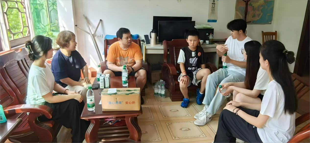 家訪春風至，交流暖意融