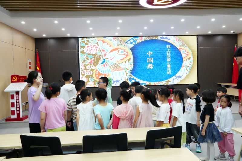 民族之舞翩躚起，童心繪夢(mèng)向輝煌