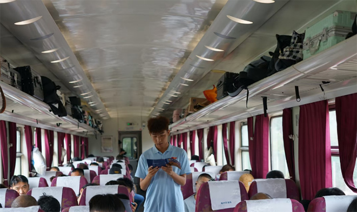 “鐵小匠”— 紅話筒宣講團(tuán)｜渭南至寶雞的火車專列上宣講鐵道兵精神