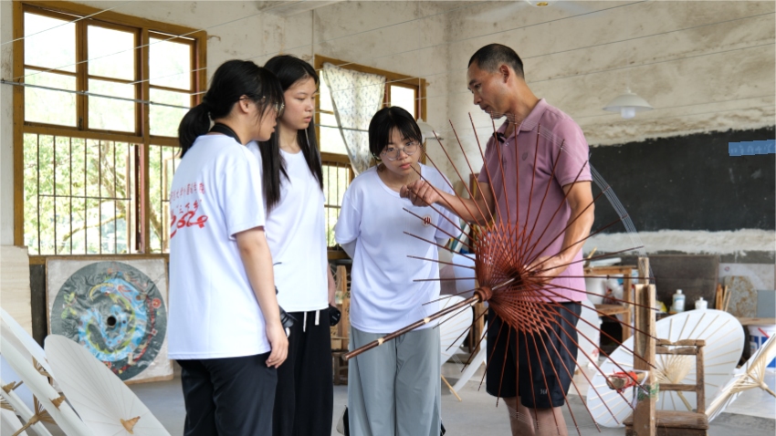 戴開(kāi)祥師傅為實(shí)踐隊(duì)成員講解甲路傘制作工藝