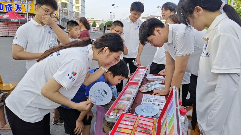 七彩假期志愿服務團走進麻陽：法治陽光照亮龍升社區