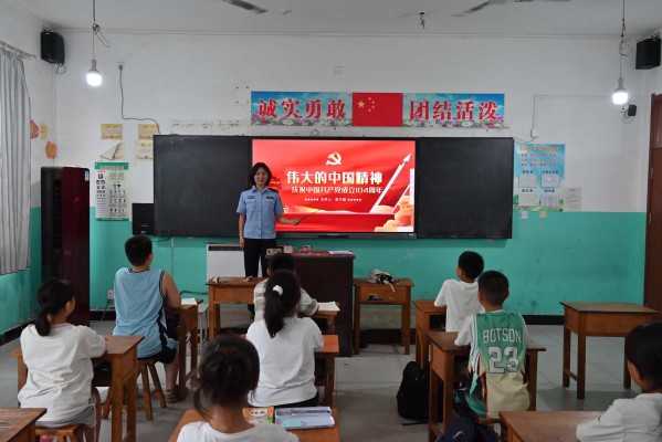 紅育新苗 |“藏藍微光·法潤清禾”實踐團舉行升旗儀式暨紅色主題班會