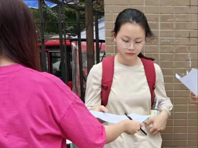 西南石油大學法學院暑期社會實踐隊青春助大運，宣講進課堂