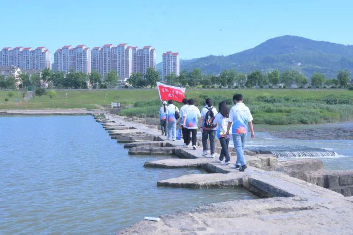 泉州海洋職業學院信息工程學院 藍帆“木蘭青溪”逐夢團木蘭溪畔踐初心