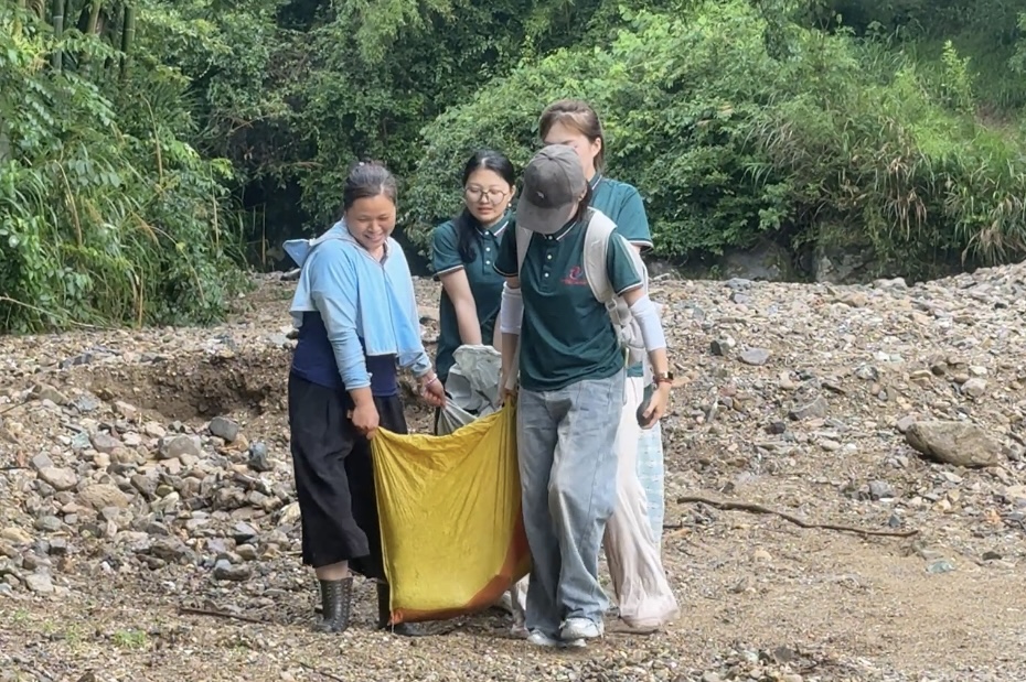 黃山學院語潤“源”夢先鋒推普暑期實踐團：河道清潔與推普同行，共筑鄉村文化新貌