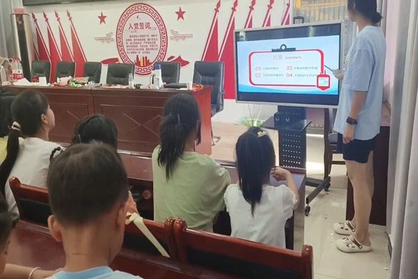 武昌理工學院“青春筑夢”通城志愿服務隊開展——預防艾滋病，攜手共筑健康防線同伴