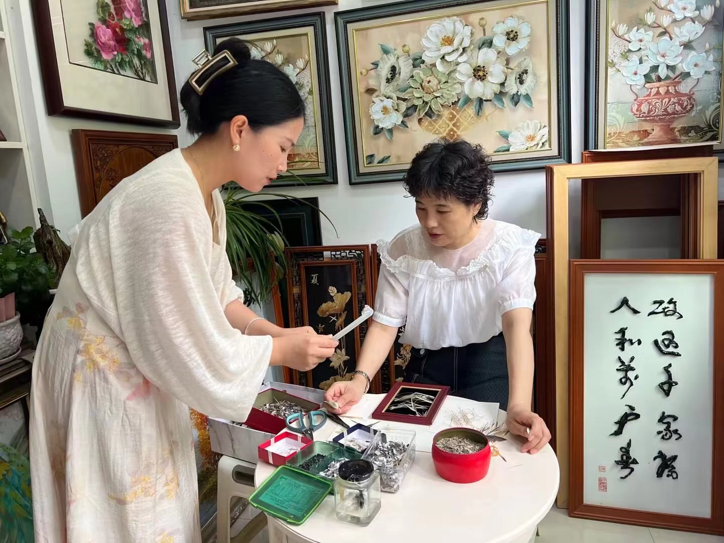 巢湖學院工商管理學院赴巢湖“懿本圖”非遺文化傳承實踐團探訪巢湖非遺傳承人尹元紅工作室