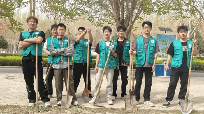翻土除塵，傳遞關愛|“青禾筑夢，植愈時光”實踐團隊開展衛生清潔服務