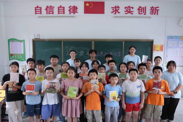 書香浸潤童年 閱讀點亮人生——武昌理工學院崇陽星光志愿服務(wù)隊開展“手拉手 共閱