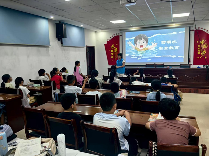 防溺水智慧潤社區(qū) 安全意識沁童心——筑夢小魚實踐團(tuán)開展防溺水公益課堂