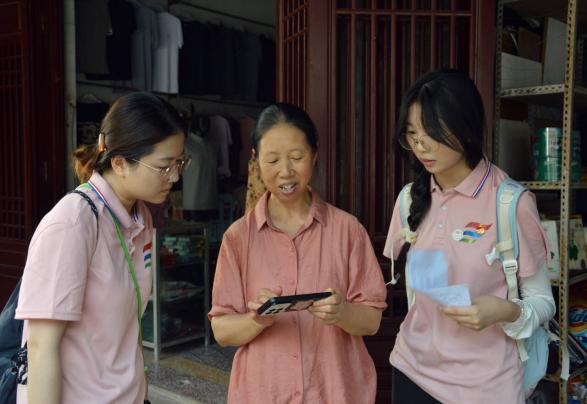 “這小東西好使！” 萬州村民點贊 AI 大模型科普，大學生手把手教防 “AI 詐騙” 護家園