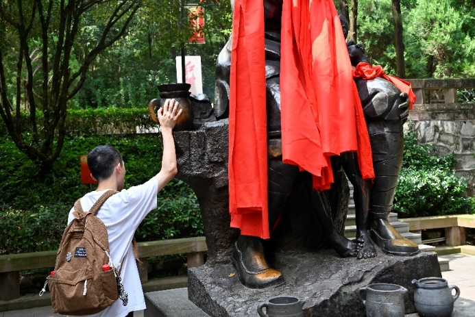 南京郵電大學實踐團至紅軍山烈士陵園追尋革命蹤跡，傳承紅色精神