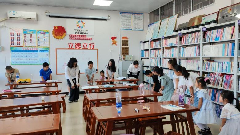 健康跳跳棋躍動童心 三公志愿團點亮健康課堂