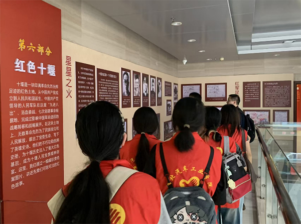 用畫筆銘記歷史 以青春傳承精神——湖北汽車工業學院"薪火藝旅團"繪制四米長卷再現"分贓嶺戰役"紀實