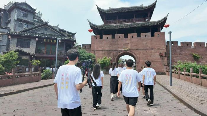 鳳鳴湖湘探文脈 政企民共繪新章——湖南大學(xué)調(diào)研團(tuán)解碼鳳凰古城文旅IP長(zhǎng)紅密碼