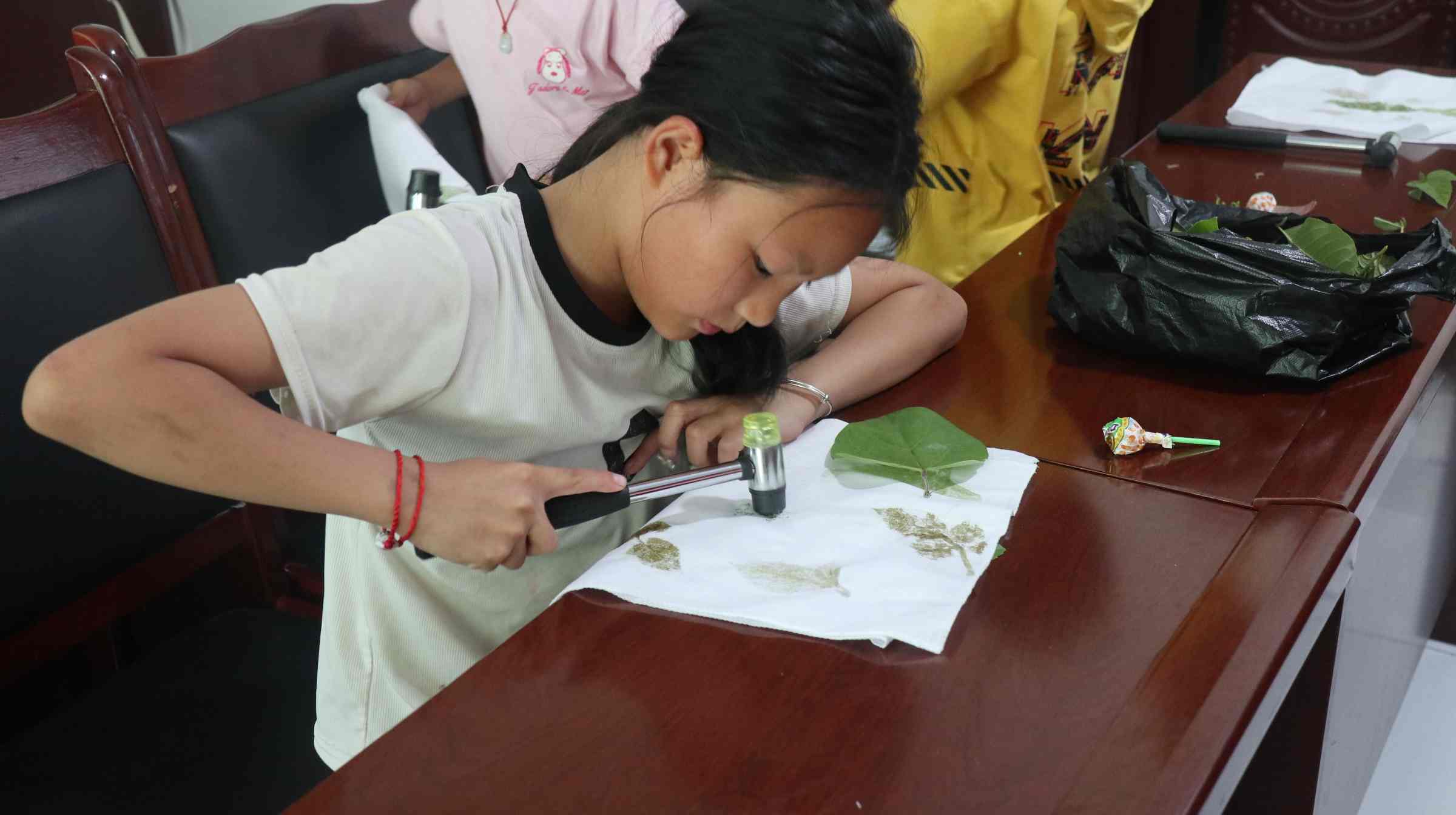 綠染鄉(xiāng)村韻，葉脈書青春 ——“耕培啟潤”志愿服務(wù)團助力鄉(xiāng)村文明建設(shè)