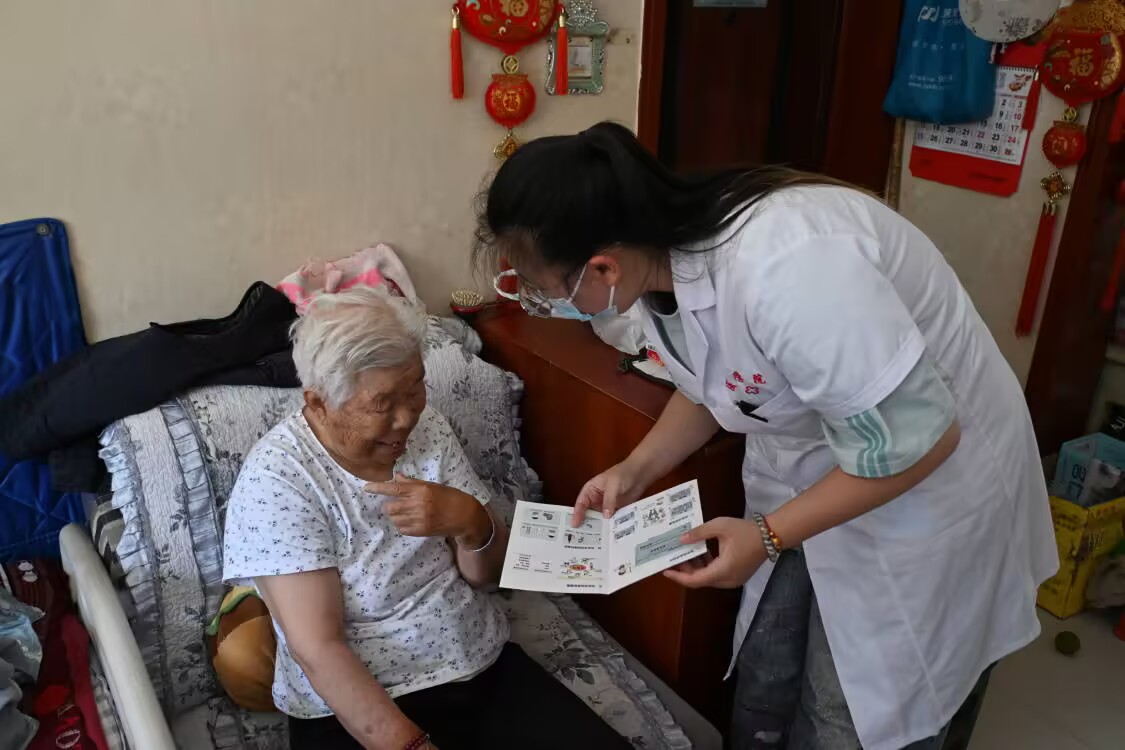 “醫(yī)”心“醫(yī)”益齊入戶，健康守護情更深