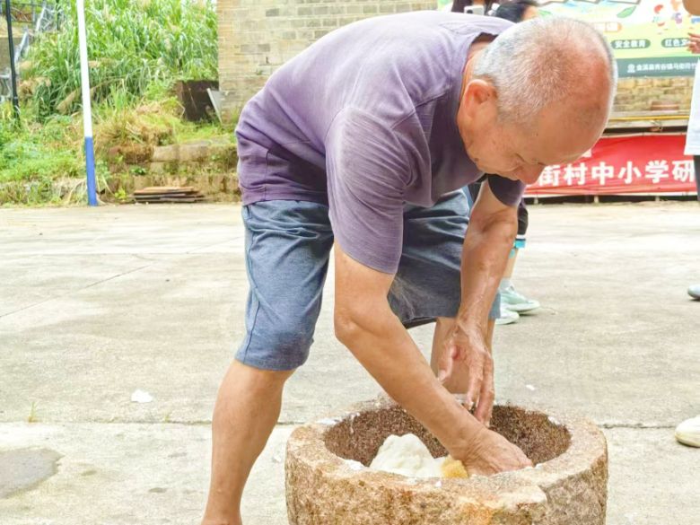 千錘百煉出真知：南健學子三下鄉(xiāng)打糍粑打出校地情