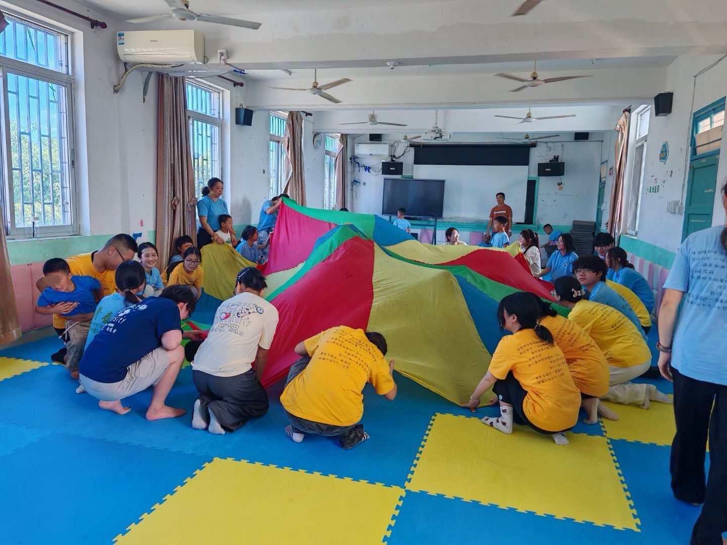 當旋律輕吻孤獨：為水晶寶貝推開陽光滿溢的窗