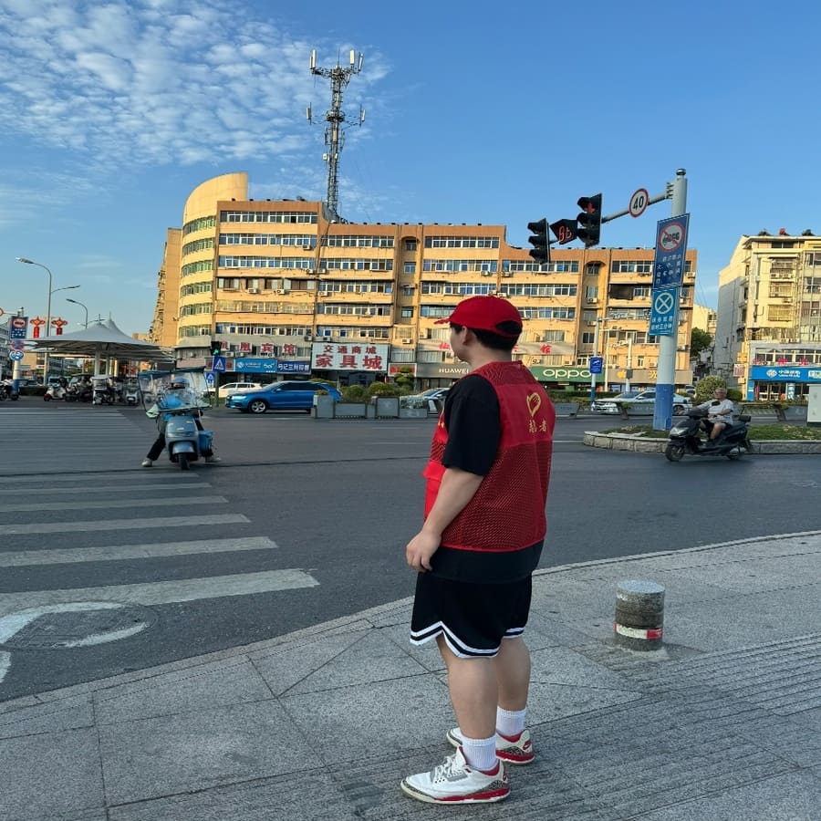 文明交通，你我共守——志愿者協助交警管理交通紀實