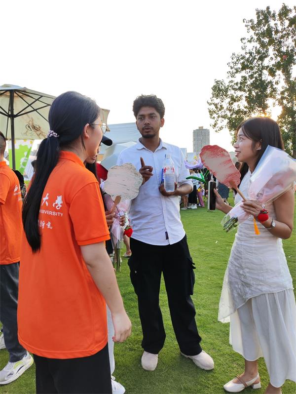 墨香繪夢暑期社會實踐隊成功開展為外國友人宣傳漆扇活動