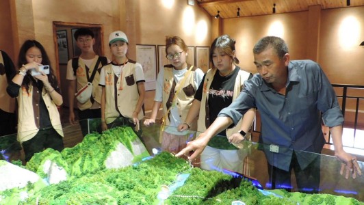武漢東湖學(xué)院“小橙故事”實(shí)踐隊(duì)赴秭歸馬營：青春腳步丈量紅色熱土，革命薪火映照奮斗初心