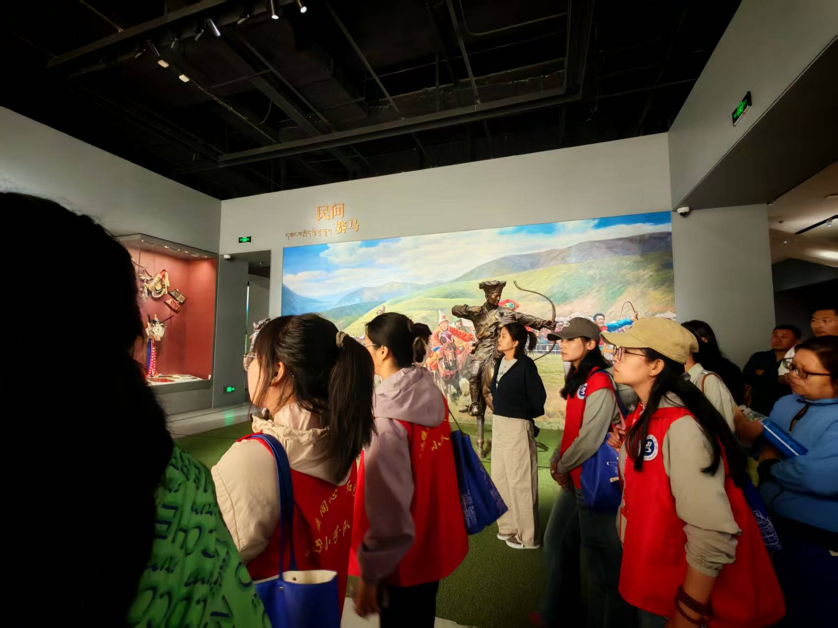 青春筆墨繪就民族團(tuán)結(jié)新畫卷——漢師學(xué)子深入西藏博物館開展紅色藝術(shù)實(shí)踐