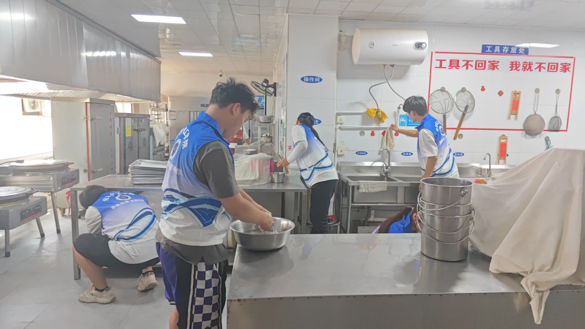 巧理物資優服務，紅色溫情續薪火—— 塔大化院學子奎屯志愿服務再行動