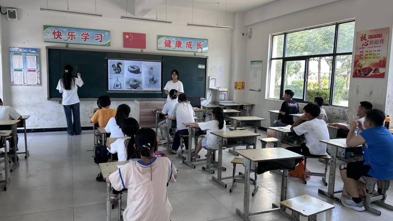 合肥大學(xué)學(xué)子“三下鄉(xiāng)”：美育與愛心同行