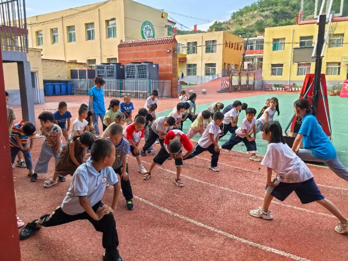 山西師范大學三下鄉|綠茵鋪畫卷 騰躍映童心