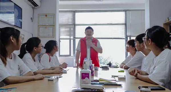 集大學子守望相助，走進彩虹之家