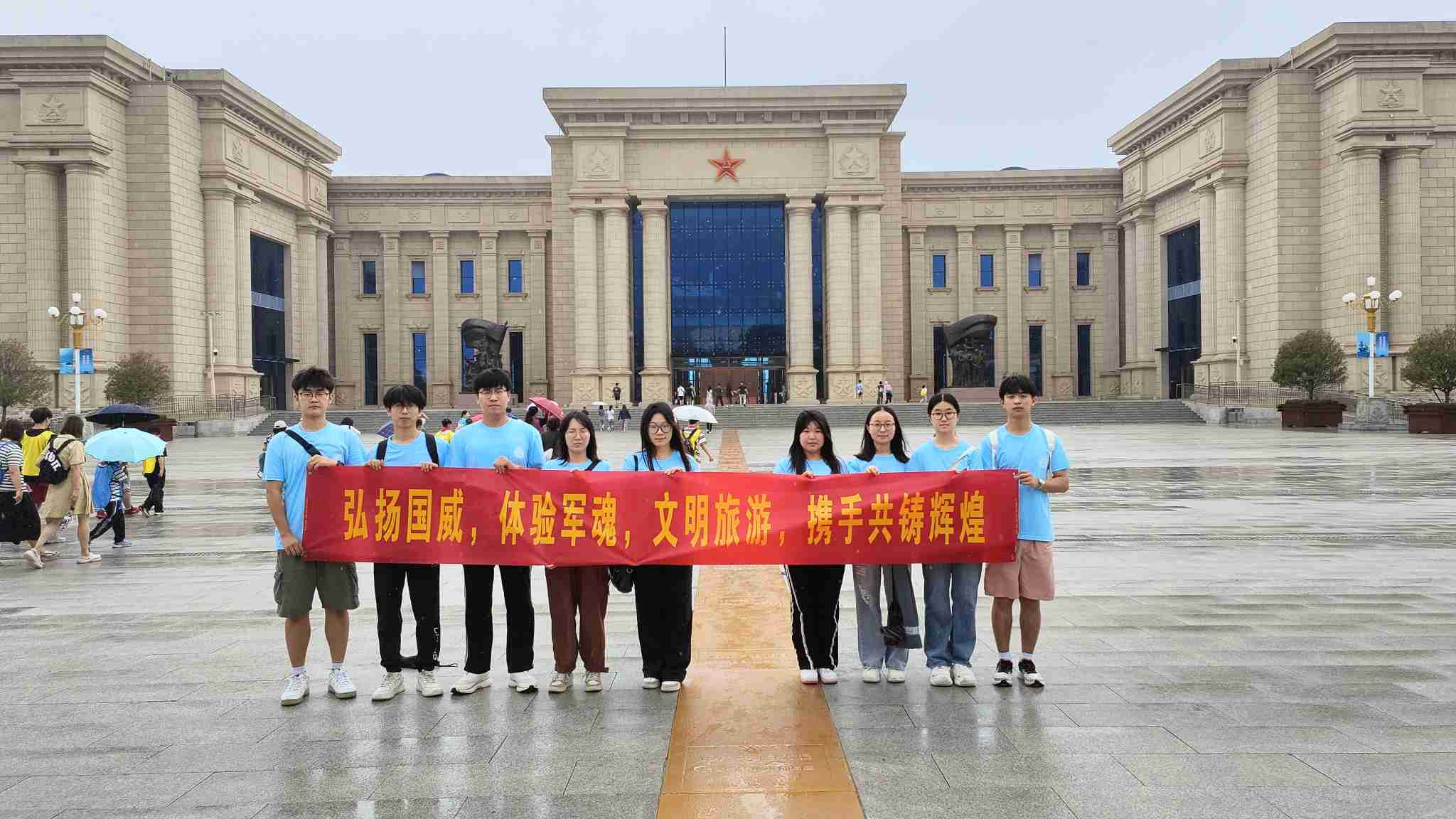 青島科技大學(xué)“巡禮藍(lán)海情，筑夢(mèng)文明行”文明旅游實(shí)踐團(tuán)赴海軍博物館—引領(lǐng)文明旅游新風(fēng)尚，共筑文明旅游新篇章