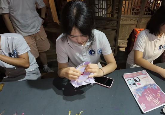 中國民航大學(xué)實踐隊暑期探尋湖南非遺傳承新路徑：一針一線織就千年韻 數(shù)字賦能湘繡煥新生