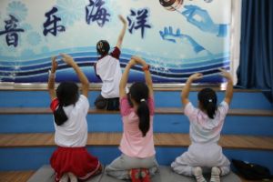 圖為民族舞課堂風(fēng)采