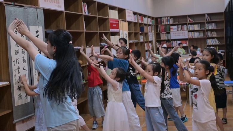 江西財(cái)經(jīng)職業(yè)學(xué)院學(xué)子三下鄉(xiāng)：七彩課堂點(diǎn)亮暑期公益托管