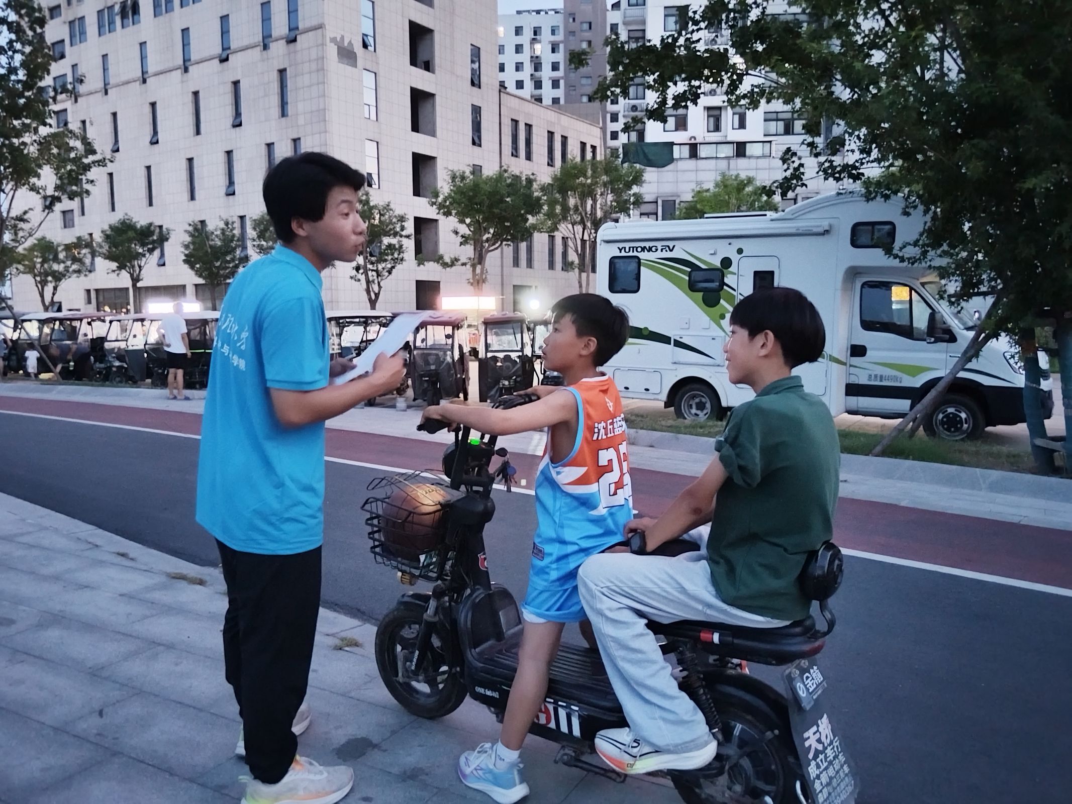 青春?jiǎn)⒚日Z(yǔ)言翼丨河南理工學(xué)子趣推普潤(rùn)童心，筑夢(mèng)未來(lái)成長(zhǎng)路