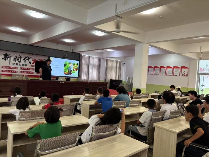 紅領巾課堂傳綠意 麥蓋提童心播希望