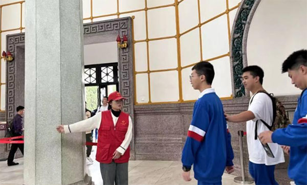 湖南師范大學(xué)于烈士公園開展了“緬懷烈士 信仰長存”志愿活動(dòng)